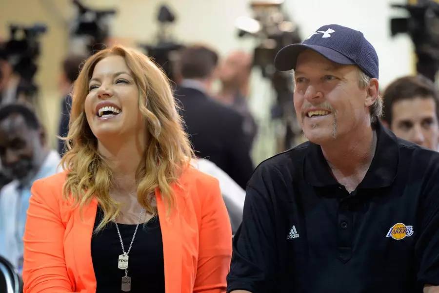 湖人魔术师约翰逊接管篮球运营总裁_湖人解雇乔伊-巴斯和杰西-巴斯 重组运营部_湖人管理层变动分析