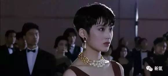 1991年,和刘德华合作拍摄《与龙共舞》,短发造型的她一样很美