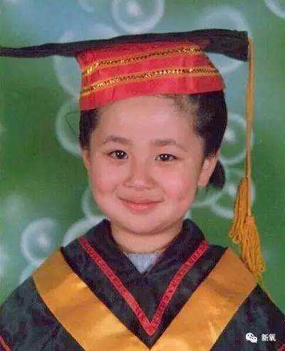 再小一点,憋笑的样子好憨厚哈哈哈.