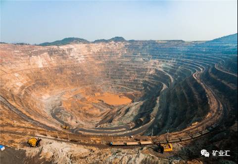 我国已探明的主要铁矿床可划分为九大类:鞍山式铁矿,镜铁山式铁矿,大