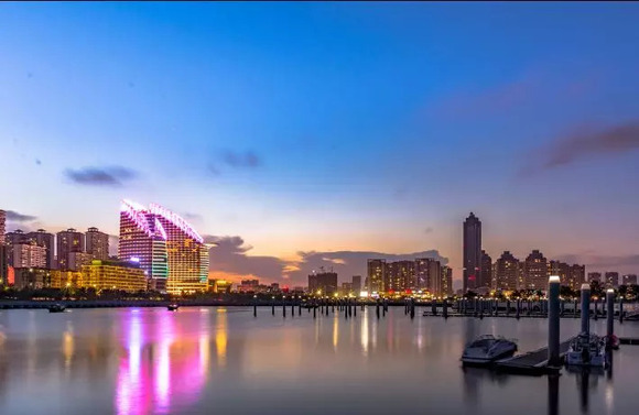 这座被掩盖很多年的海滨小城,藏着百年法式老街和北欧石头海