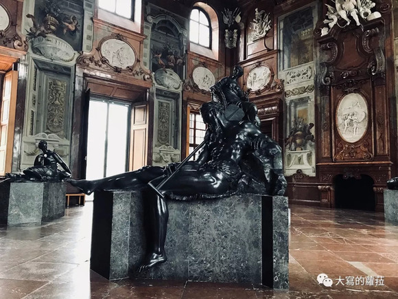 为你弹奏肖邦的夜曲,在这个不适合谈爱情的城