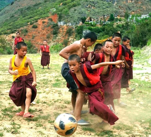 这个国家的足球队世界排名垫底,却拍出了最可