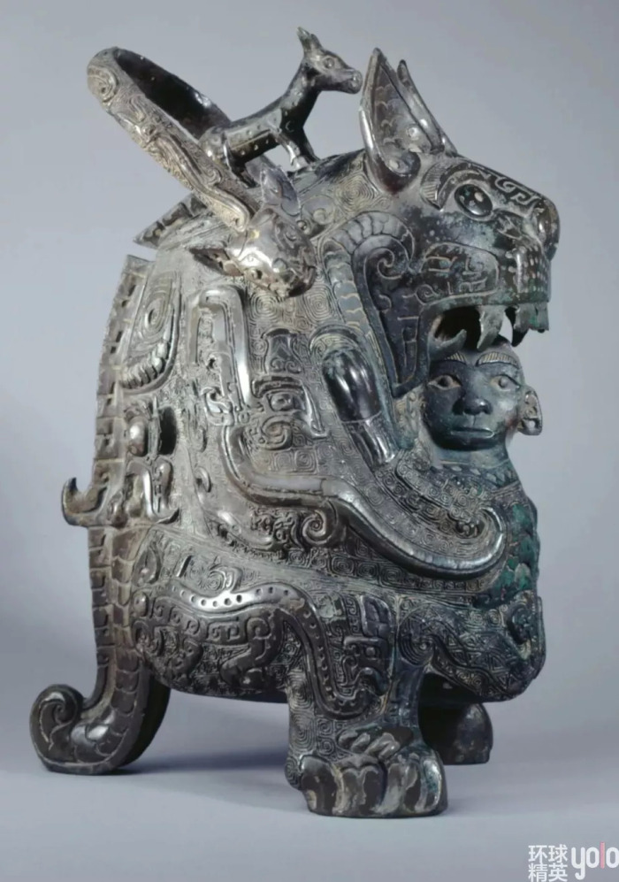 商代青铜虎食人卣：古代艺术精绝之作（现藏于法国赛努奇博物馆 