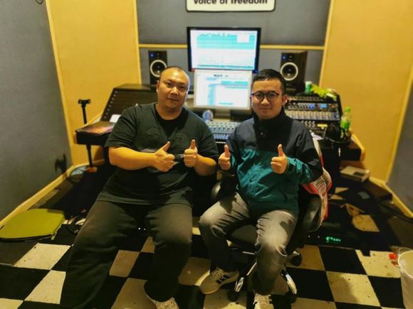 "其实这次歌曲在完成上遇到很多问题."刘思远对读娱君说道.