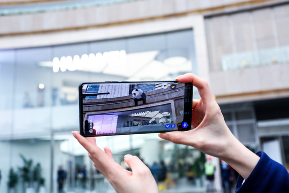 华为成都旗舰店融合四川特色熊猫文化,创新打造了ar熊猫互动体验