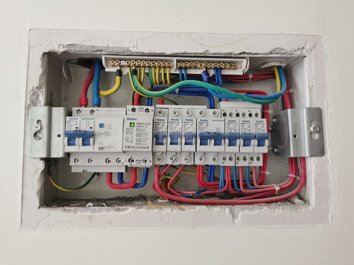 弱电箱的问题在于,箱体内地线未连接,备用电源插座相地反.