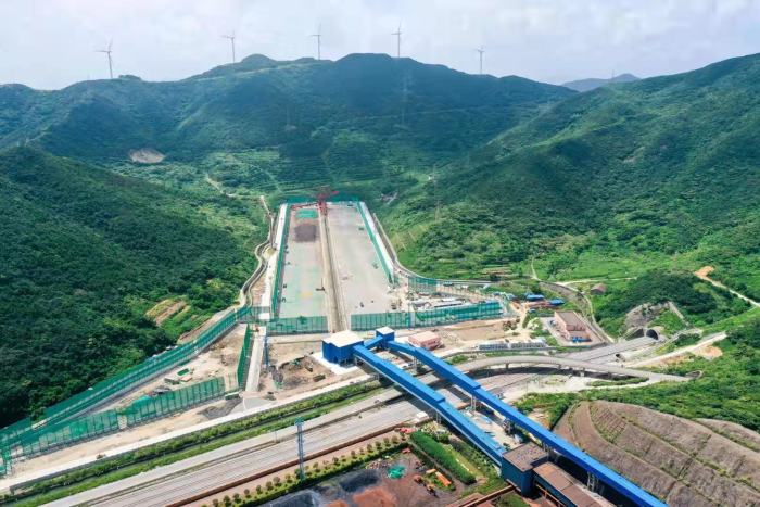 宁波港域亿吨级铁矿石大宗散货码头群全面建成