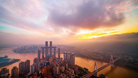 今年重庆政府工作报告“房地产”只提了两次，从 “防风险”变为”促循环”
