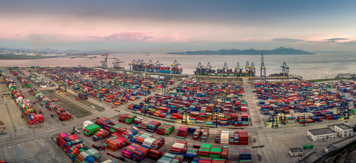 连续14年，宁波舟山港年货物吞吐量排名蝉联全球第一