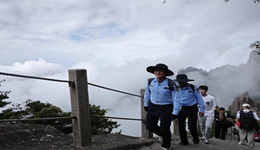 莲花峰小哥：在黄山最高峰做一道有趣的光