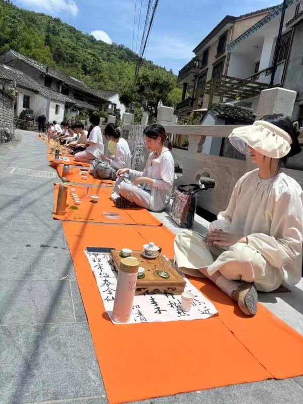 "漫步在传统中式村庄里,搭配着优雅的茶艺,清新的茶香,让我沉浸式地