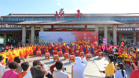 嶗山風(fēng)景區(qū)以絢爛“中國紅”裝點(diǎn)，山海間洋溢節(jié)日盛景！