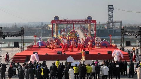 河北迁安：逛庙会买年货 文旅消费过大年