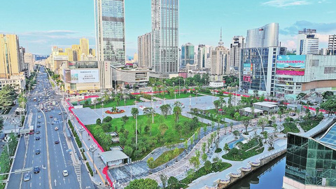 东风广场终于修好了，设置亲水平台等设施今日向市民开放