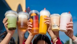 “秋天的第一杯奶茶”，流行到海外了