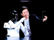 公开发声、高调挖人、投资150亿，雷军想续上机器人梦