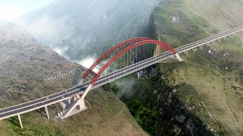 210米峡谷上的“空中搭桥术”，宜攀高速雷波大桥合龙